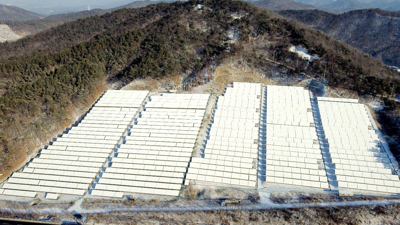 18일 오전 이천시에 있는 대규모 태양광발전 단지 약 700여개 패널 전체에 전날 내린 눈이 고스란히 쌓여있어 모처럼 휴일을 맞고 있다. (사진=송석원 기자)