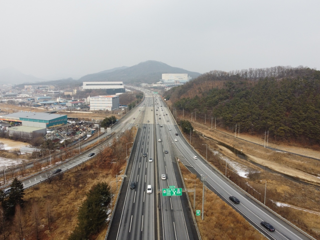 설날인 1일 오후 2시께 중부고속도로 호법분기점 인근으로 우측이 서울방향, 아직까지는 정체는 없는 상태다. (사진=허찬회 기자)
