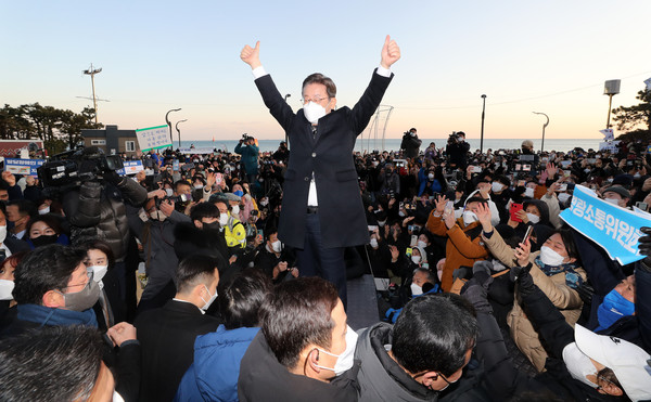 사진은 이재명 대선후보가 지난 5일 저녁 부산 해운대 이벤트광장에서 지지연설을 통해 시민들에게 지지를 호소하고 있는 모습. (사진=뉴스1)