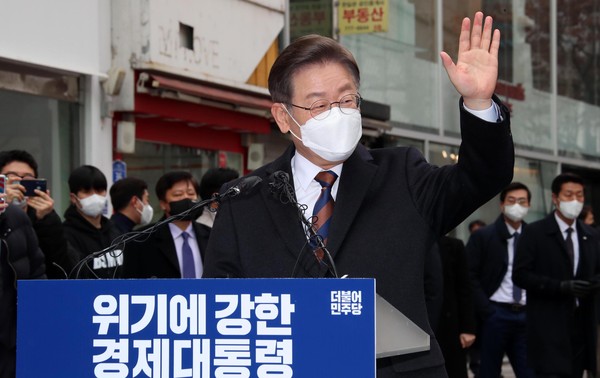 사진은 이재명 대선후보가 서울 중구 명동예술극장 사거리에서 '위기극복·국민통합 선언 기자회견'을 하고 있는 모습. (사진=뉴스1)