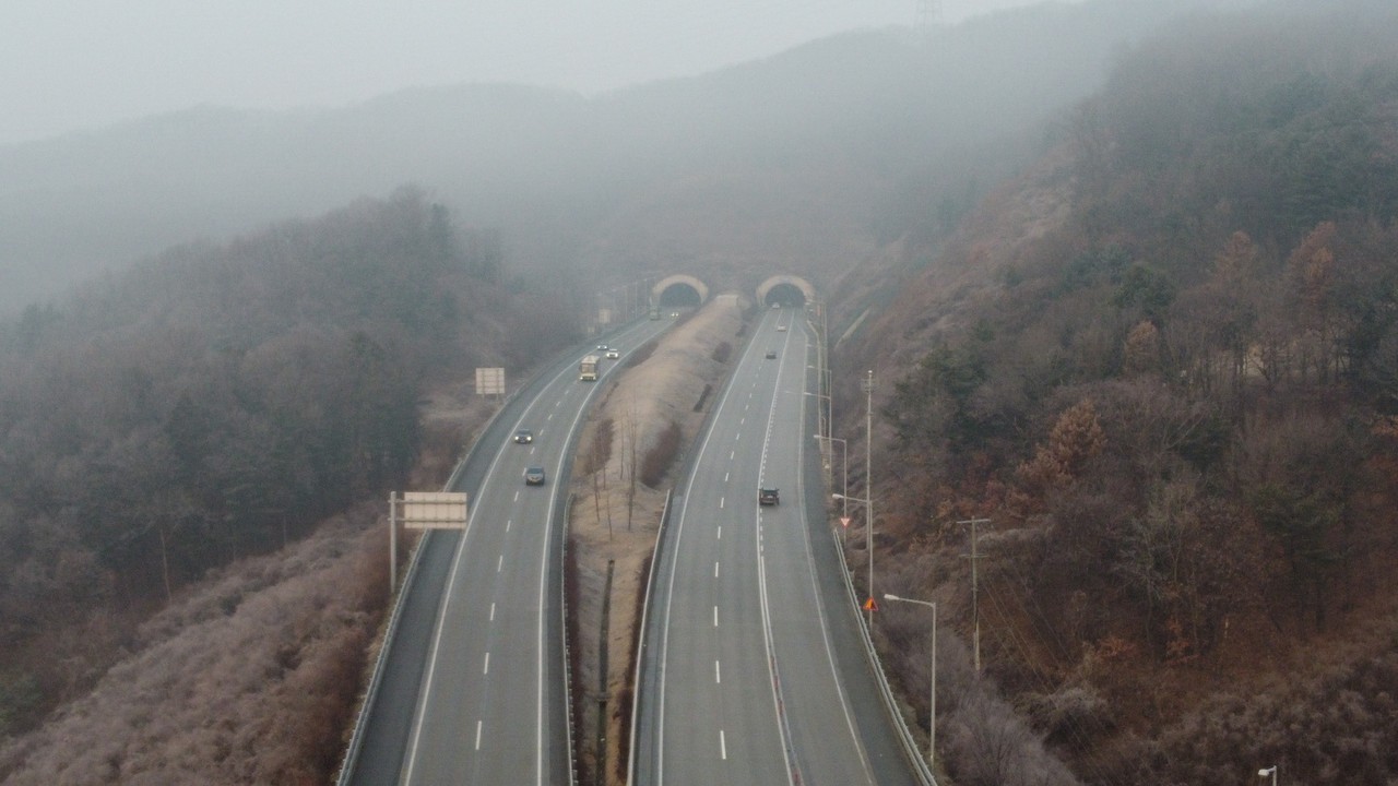 26일 오전 8시께 제2영동고속도로 경기 광주휴게소 인근 상·하행선에 짙은 안개가 끼었다. (사진=장은기 기자)