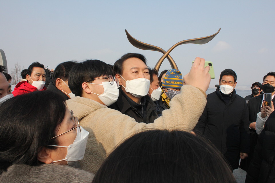 설 연휴인 2월 1일 인천 강화을 방문한 당시 윤석열 대선 후보가 한 청년과 함께 사진을 찍고 있다. (사진=이복수 기자)