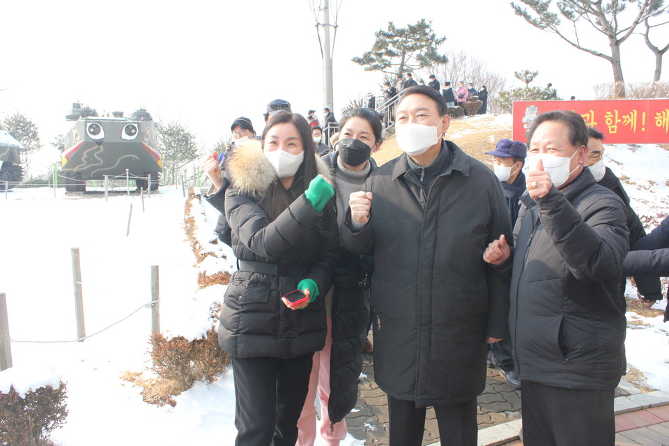 설 연휴인 2월 1일 인천 강화을 방문한 당시 윤석열 대선 후보가 인천시민들과 함께 기념촬영을 하고 있다. (사진=이복수 기자)