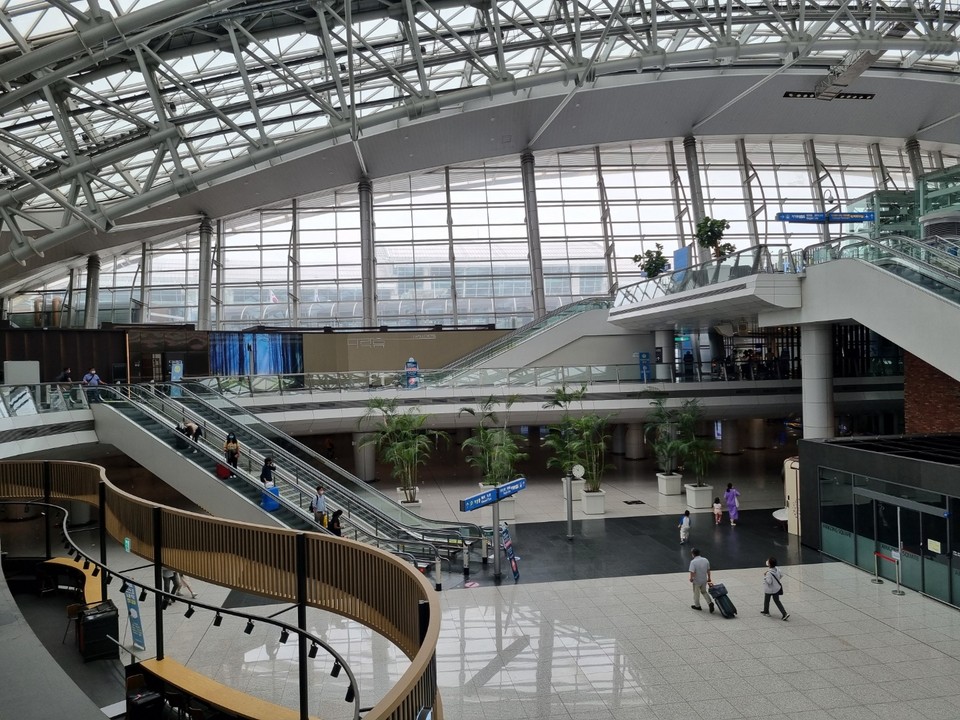 5일 낮 12시께 인천공항 제1여객터미널 주차장에서 출국장으로 이동하면서 여행객들이 에스컬레이터를 이용하고 있다. 사람들이 거의 없었던 지난해 12월 6일과는 대조적인 모습니다. (사진=이복수 기자)