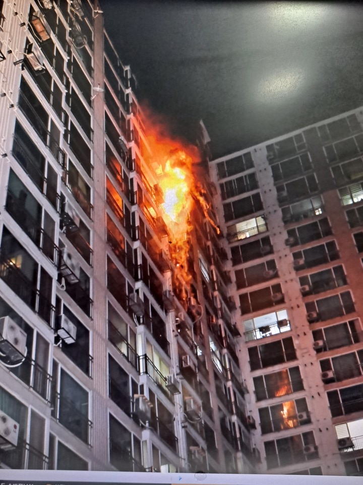 7일 오전 2시18분께 안성시 공도읍의 아파트 11층에서 불이 나 50대 여성 1명이 숨졌다. (사진제공=경기도소방재난본부)