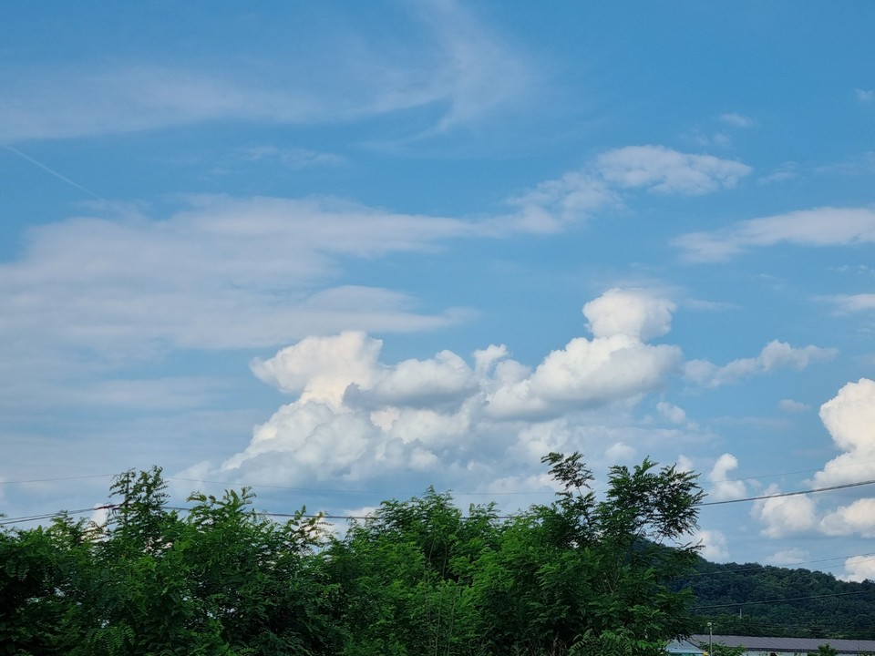 8일 오후 4시48분께 이천시 백사면의 하늘에 떠 있는 구름모양이 꼭 세계 음악의 거장 ‘바흐와 헨델’의 대화 모습을 보는 듯하다. (사진=송석원 기자)