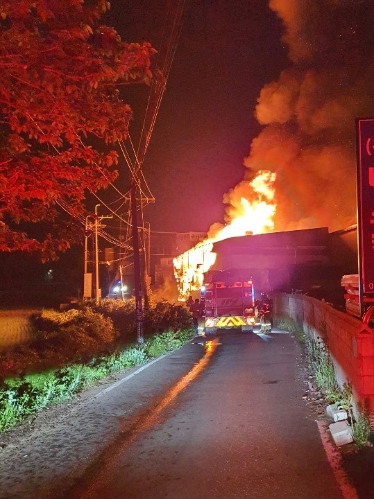 22일 오전 2시2분께 김포시 대곶면에 있는 한 목재공장에서 불이 나 3시간20분 만인 오전 5시21분께 꺼졌다. (사진제공=경기도소방재난본부)
