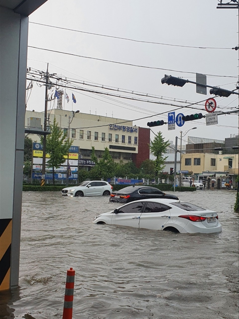 8일 낮 12시20분께 인천 일부 지역에 시간당 약 80㎜의 비가 쏟아지면서 부평경찰서 앞 부평대로와 길주로가 물에 잠겼다. (사진=이복수 기자)