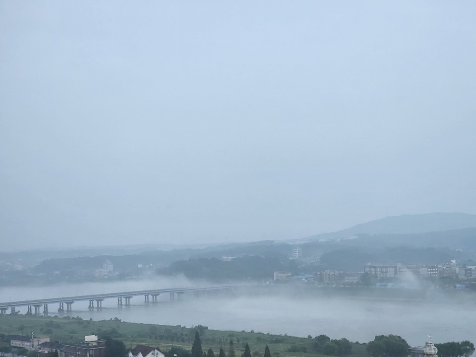 20일 오전 6시7분께 남한강에서 피어오른 물안개가 여주대교와 영월루공원을 감싸고 있다. (사진=김광섭 기자)