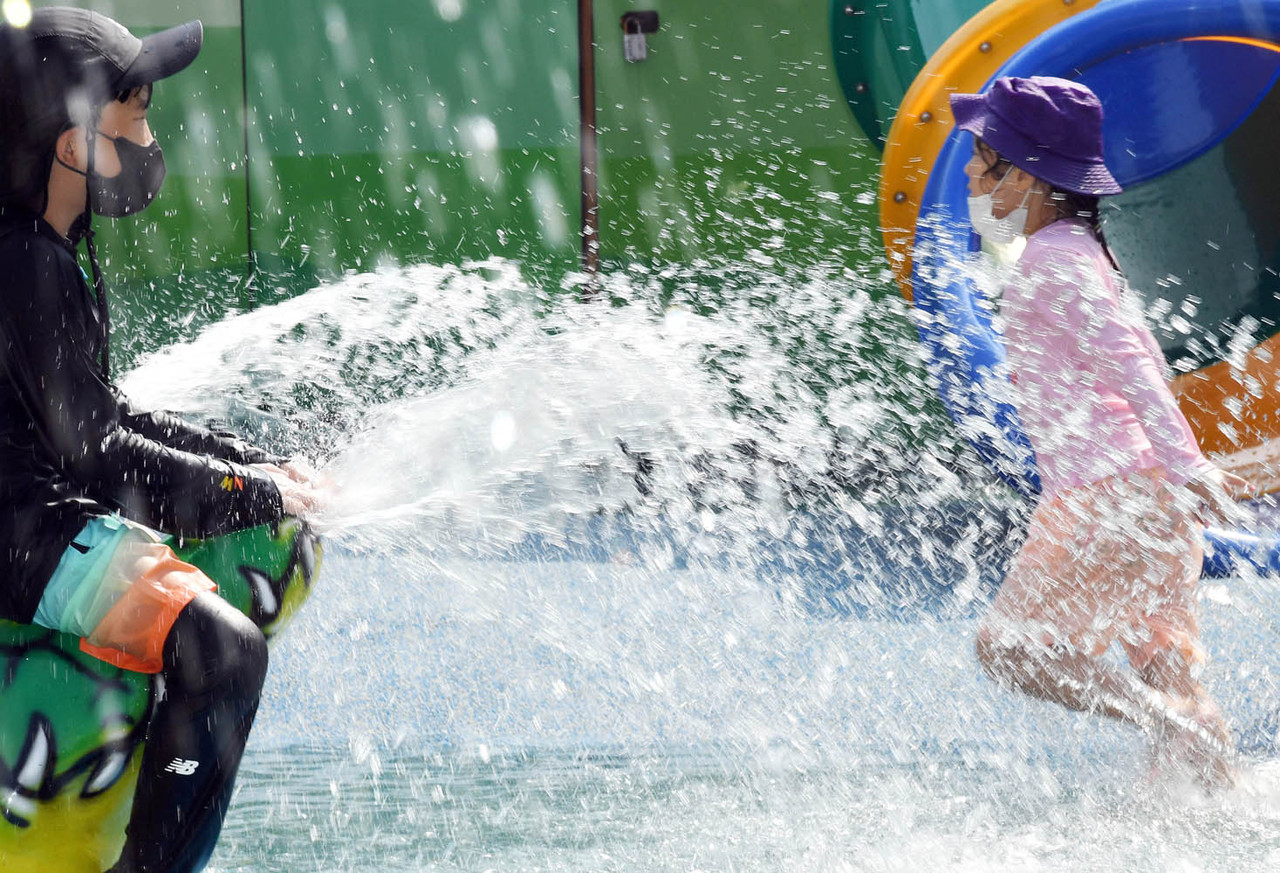 20일 오후 시흥 산현공원 야외 물놀이장에서 아이들이 물놀이를 즐기고 있다. 21일 일요일인 오늘 경기·인천지역은 가끔 구름이 많겠고, 오전까지 안개가 끼겠다. (사진제공=시흥시청)