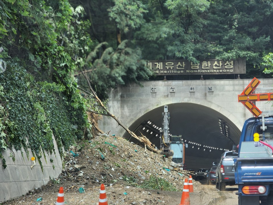 10일 오후 1시50분께 전날 내린 폭우로 산사태가 발생한 광주 남한산성 산성터널 입구 붕괴 현장에서 굴삭기를 동원한 복구작업이 한창이다. (사진=장은기 기자)