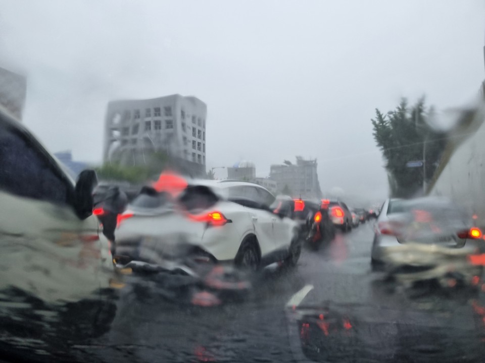 앞이 보이지 않을 만큼 많은 양의 비가 내리고 있다. 9일 화요일인 오늘 경기·인천지역에는 정체전선의 영향으로 폭우가 쏟아지겠다. (사진=중앙신문DB)