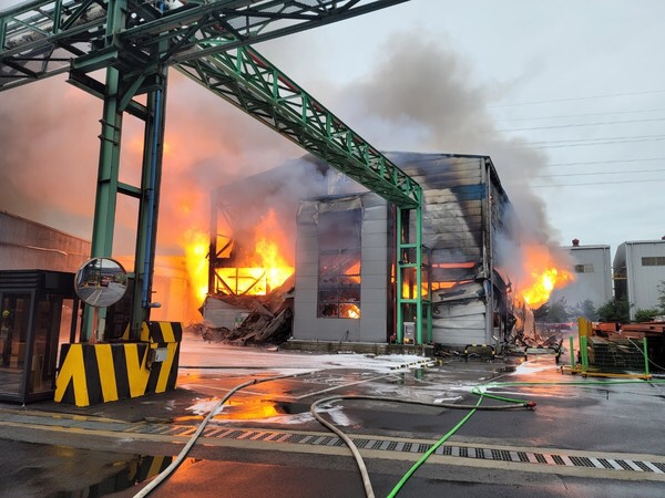 6일 오전 6시30분께 인천시 동구 현대제철 공장 에너지 저장 설비시설에서 화재가 발생했다. (사진제공=인천소방본부)