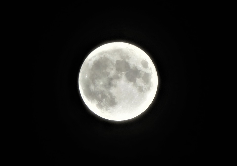 10일 오후 9시51분께 이천시 안흥동 온천공원 위 구름 사이로 나올까 말까 하던 추석 보름달이 얼굴을 내밀고 있다. (사진=송석원 기자)