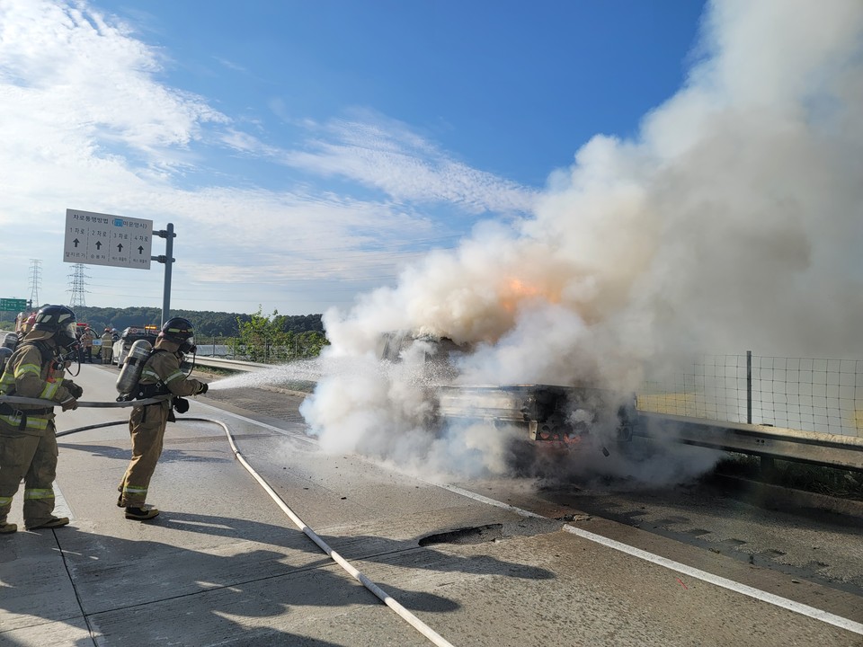 15일 오후 3시께 영동고속도로를 달리던 1톤 화물차에서 불이나 화재발생 약 27분 만에 꺼졌다. (사진제공=경기도소방재난본부)