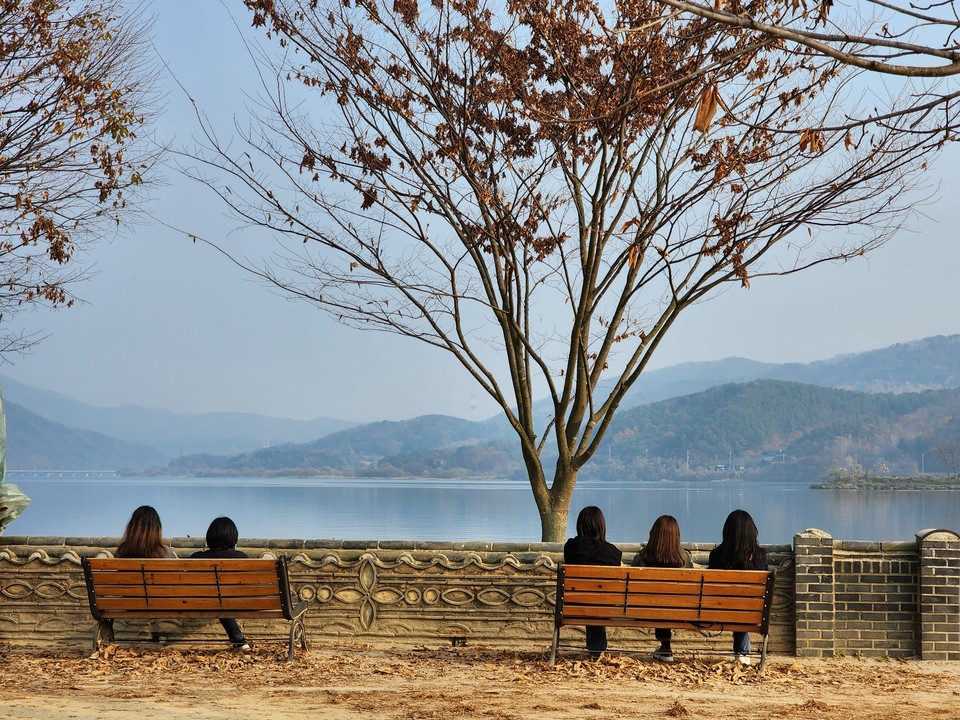 13일 오후 2시40분께 양평군 양서면 두물머리 의자에 앉은 행락객들이 가는 가을을 아쉬워하는 듯 남한강을 바라보고 있다. (사진=장은기 기자)