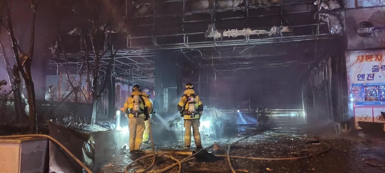 30일 오전 5시 47분께 수원시 권선구 고색동의 10층짜리 지식산업센터(아파트형 공장)에서 불이 났다. (사진제공=경기도소방재난본부)