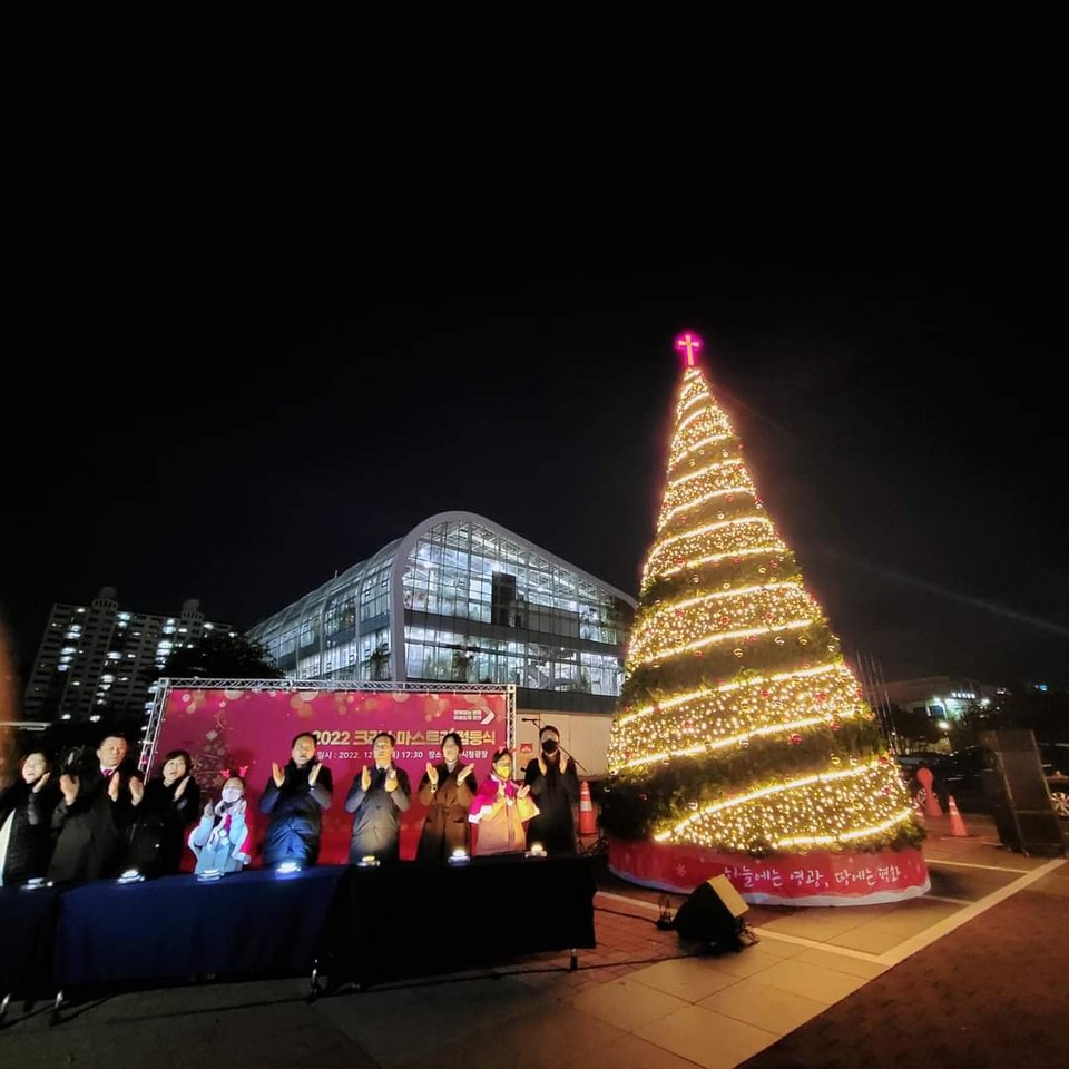 오산시청 광장에 8미터의 대형 크리스마스트리가 점등됐다. (사진=이권재 오산시장 페이스북)