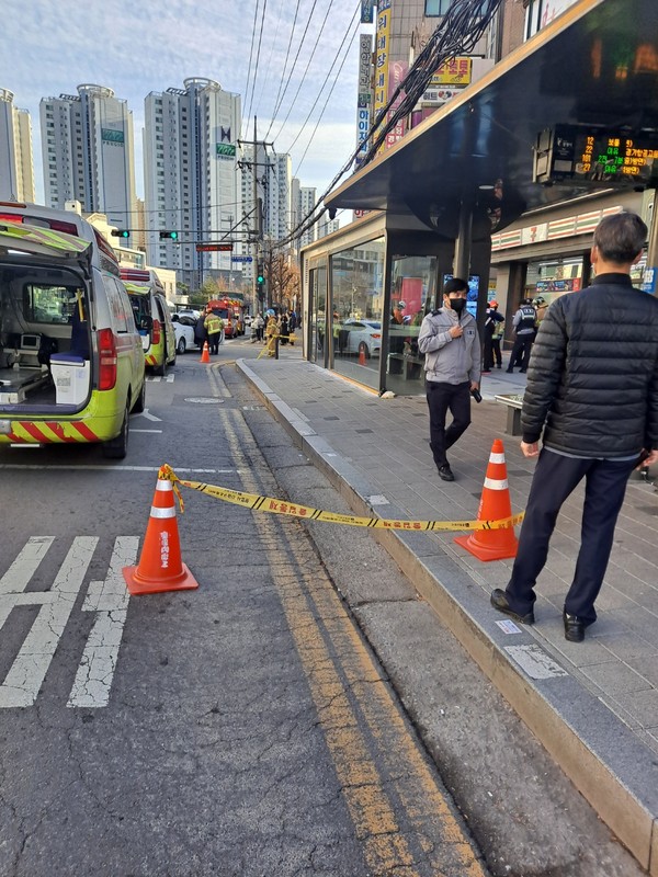 광명시내 도로를 달리던 승합차가 버스정류소로 돌진해 지나던 보행자들이 크게 다쳤다. 사진은 사고 현장. (사진제공=경기도소방재난본부)