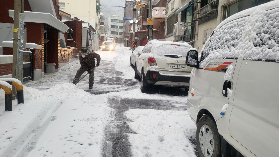 중부지방에 대설주의보가 내려진 15일 오후 2시께 인천시 계양구의 한 이면도로에 쌓인 눈을 주민들이 치우고 있다. (사진=이복수 기자)