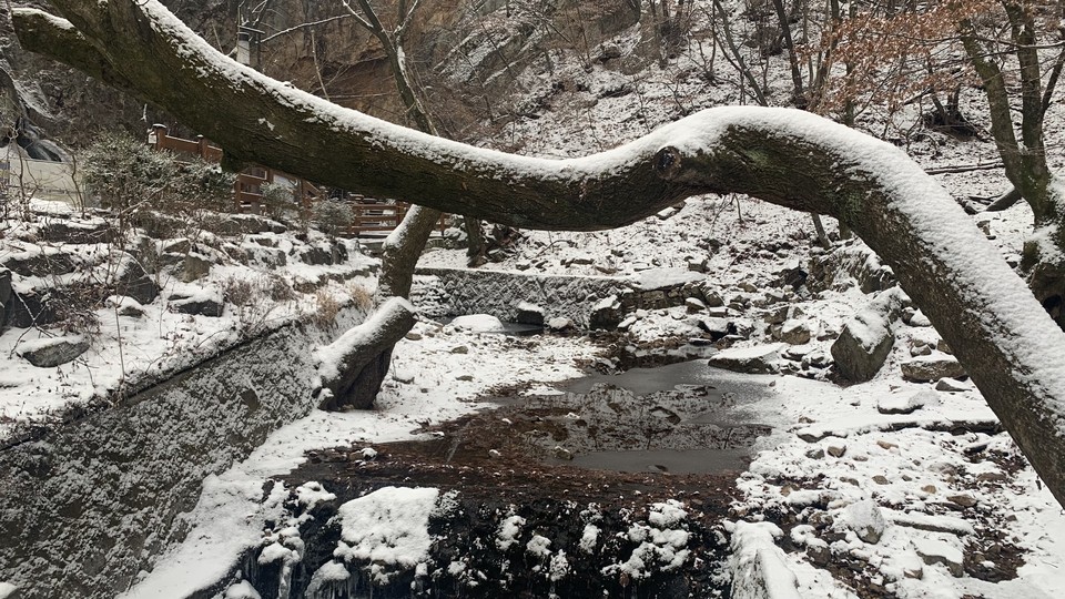 15일 오후 2시께 동두천시 경기도립공원 소요산 계곡에 눈이 쌓여 있다. 기상청은 이날 약 10㎝의 눈이 내리겠다고 예보했다. (사진=오기춘 기자)