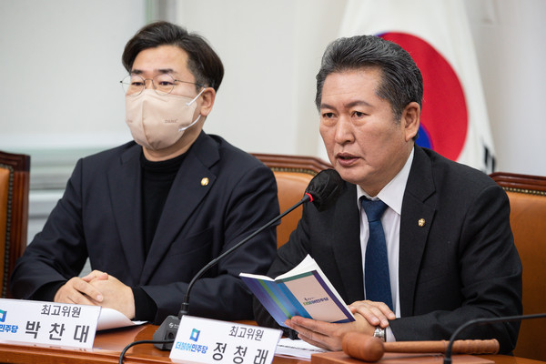 더불어민주당이 ‘문재인 정부’ 시절 국정원장을 지낸 박지원 전 의원의 ‘복당’을 유보해 이목이 집중되고 있다. (사진=뉴스1)