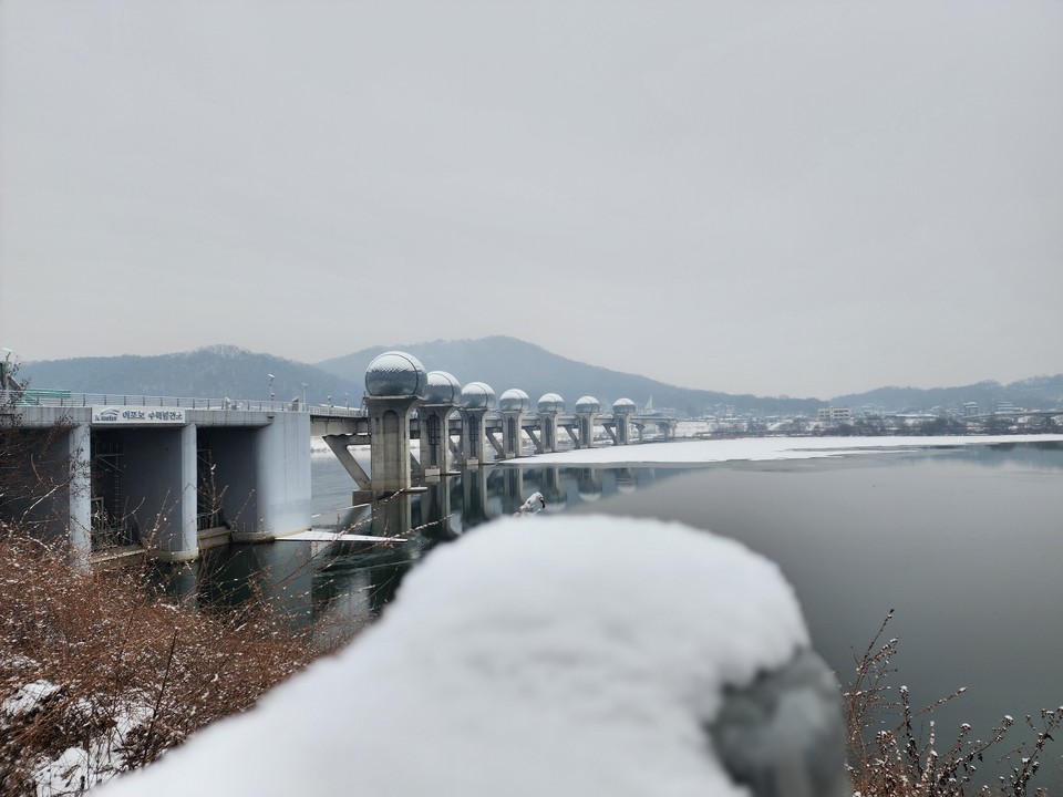 21일 오전 11시15분께 도로변에서 바라본 여주 남한강 이포보에 눈이 쌓여 있다. (사진=김광섭 기자)