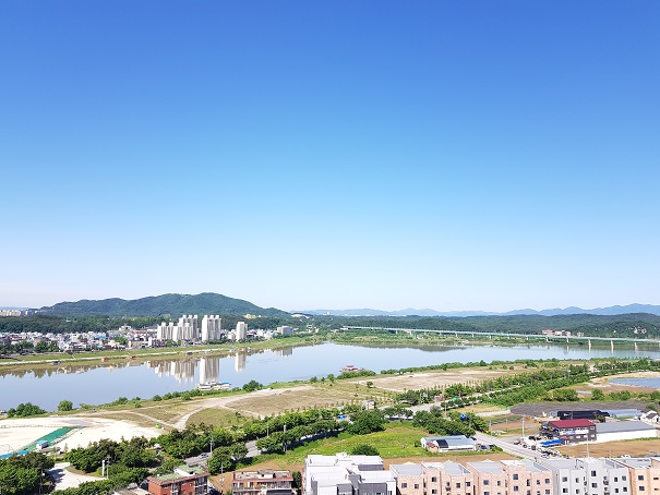 오랜만에 나타난 맑은 하늘 아래로 남한강변에 세워진 여주세종대교가 보인다.