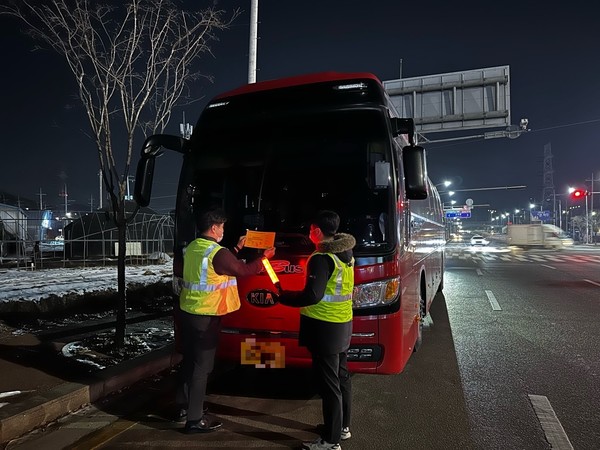 파주시는 시민들의 안전 확보를 위해 오는 12월까지 전세버스 지정 차고지 외의 밤샘주차 단속에 나섰다. (사진제공=파주시청)