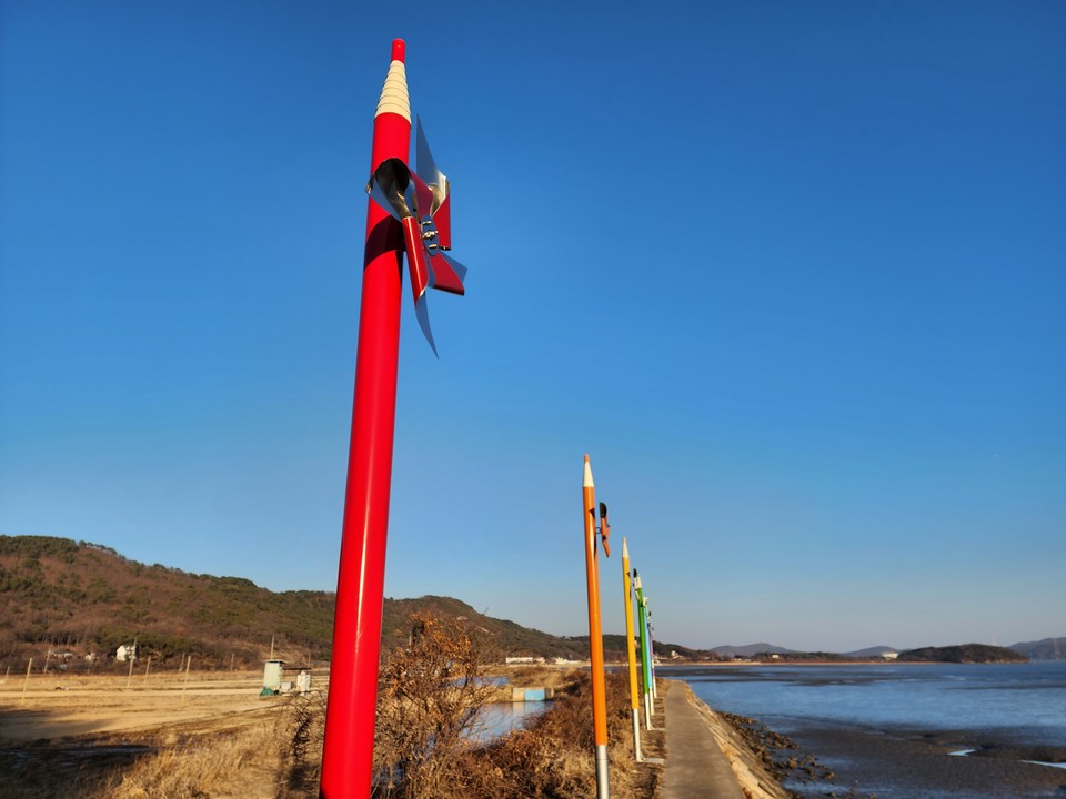 9일 오후 4시50분께 인천시 옹진군 신도선착장 인근에 설치된 형형색색의 색연필 바람개비가 꼭 바다를 지키는 듯 서있다. (사진=김광섭 기자)