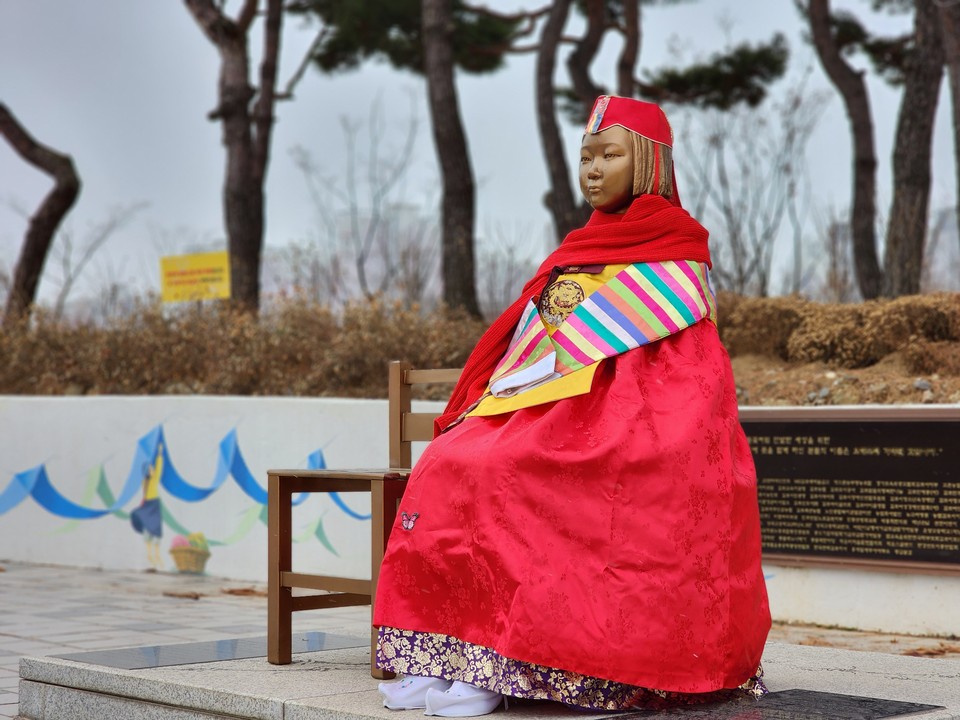 22일 오전 10시40분께 김포한강중앙공원에 설치된 평화의 소녀상이 설빔인 색동저고리로 갈아입었다. (사진=김상현 기자)
