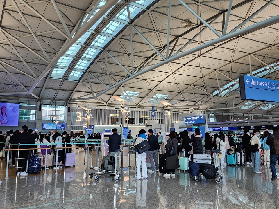 설날인 22일 오후 2시30분께 인천공항 제1터미널 출국장 F카운터 앞이 해외여행을 떠나려는 인파로 북적이고 있다. (사진=이복수 기자)