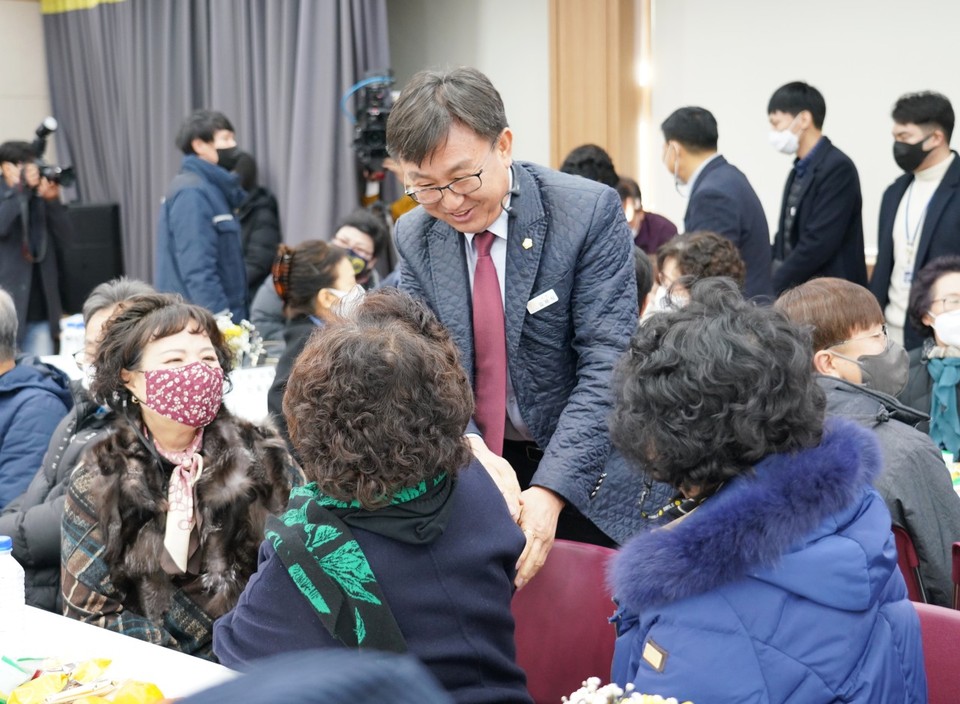 31일 열린 ‘장호원읍 주민과의 대화’에 참석한 김하식 이천시의회 의장이 참석한 주민들과 환하게 웃으며 인사를 나누고 있다. (사진=송석원 기자)