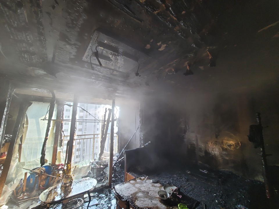 8일 오후 2시51분께 안성시 공도읍의 한 아파트에서 불이 나 아파트 내부를 태우고 소방당국에 의해 약 25분 만에 진화됐다. (사진제공=경기도소방재난본부)