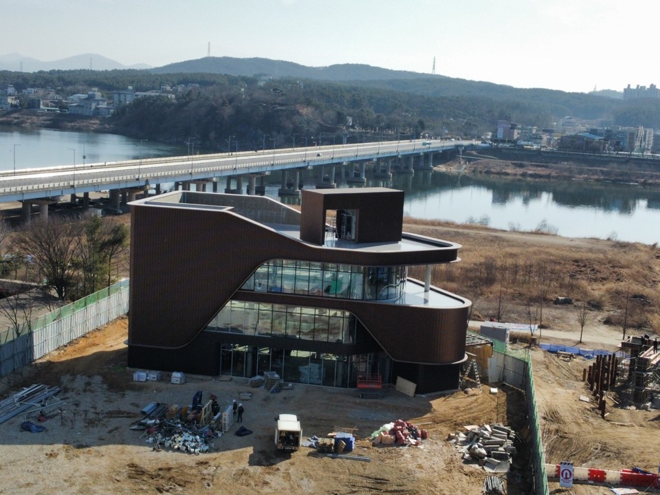21일 오후 스타벅스가 여주남한강 인근에 건립중인 3층 규모의 여주 남한강DT점이 마침내 모습을 드러냈다. (사진=김광섭 기자)