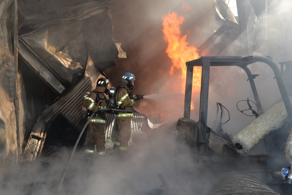 22일 오전 9시20분께 파주시 법원읍의 한 필름공장에서 불이 나 샌드위치 패널로 된 공장건물 1개동을 태우고 꺼졌다. (사진제공=경기도소방재난본부)
