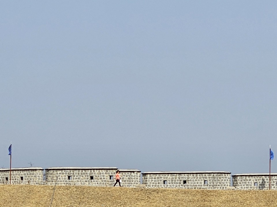 7일 오후 1시10분께 수원시 팔달구 창룡문 성곽을 한 시민이 가벼운 옷차림으로 걷고 있다. (사진=권영복 기자)