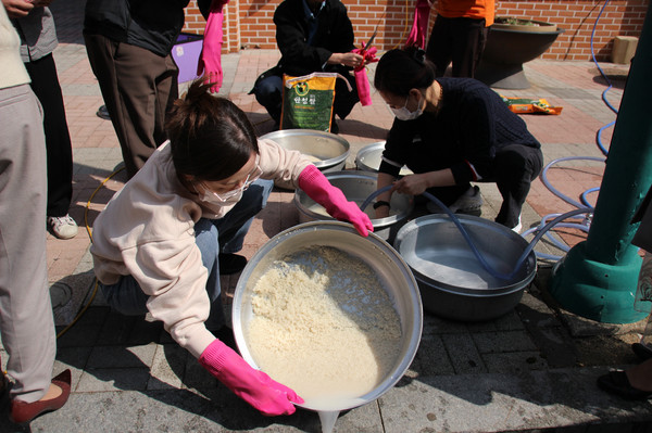 수원시자원봉사센터 관계자와 수원지역 자원봉사단체 관계자들이 ‘사랑의 밥차’ 운영을 앞두고 시험 가동을 위해 쌀을 씻고 있다. (사진제공=수원시청)