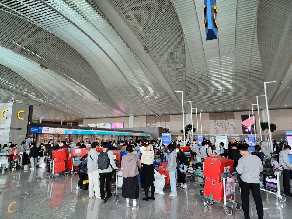 22일 오후 3시30분께 인천공항 제2터미널 출국장 C카운터 앞이 해외여행 수속 중인 여행객들로 붐비고 있다. (사진=이복수 기자)