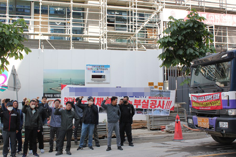 9일 평택시 고덕동에 위치한 오피스텔 신축 공사장 앞에서 하청업체 근로자 40여명이 체불임금 지급을 요구하며 집회에 나서고 있다. (사진=김종대 기자)