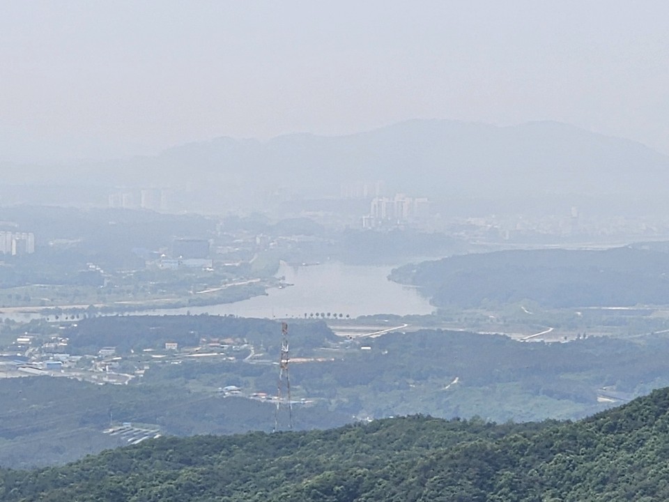 10일 오후 1시10분께 여주 강천면 마감산 정상(388미터)에서 바라본 미세먼지 낀 남한강이 꼭 한반도 지형을 닮아있다. (사진=김광섭 기자)