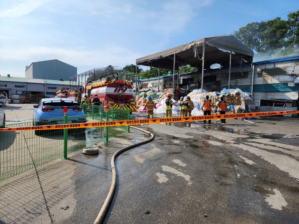 5일 오후 3시17분께 평택시 청북읍의 한 폐합성수지류 폐기물처리업체에서 불이 나 신고를 받고 출동한 소방당국에 의해 약 1시간20분 만에 꺼졌다. (사진제공=경기도소방재난본부)