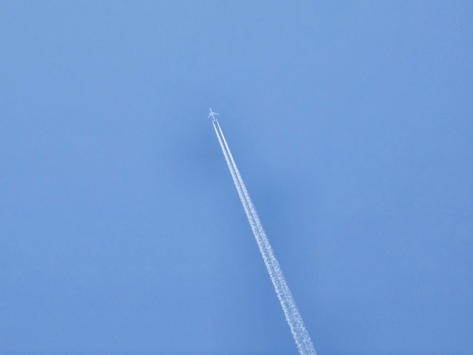 17일 오전 9시 20분께 여주시 현암동에서 바라본 구름 한 점 없는 파란 하늘에 비행기 한 대가 수를 놓고 있다. (사진=김과섭 기자)