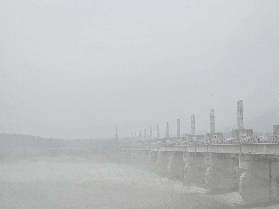 많은 비가 예보된 13일 오전 6시20분께 여주 세종대왕면과 대신면을 연결하는 남한강 여주보 일대에 물안개가 피어 있다. (사진=김광섭 기자)