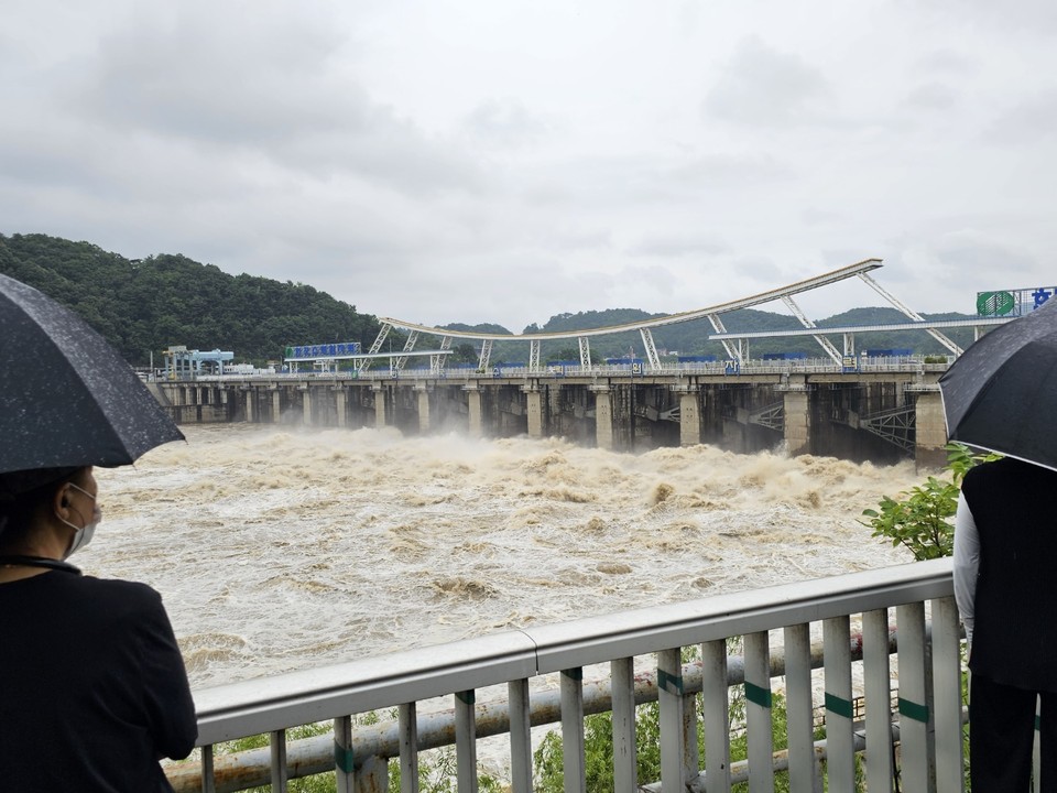 15일 오전 11시 30분께 하남에 위치한 팔당댐이 수위조절을 위해 초당 1만 321톤의 물을 방류하고 있다. (사진=장은기 기자)
