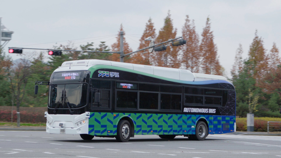자율주행기술이 탑재된 국내 최초 대중교통 서비스 ‘판타G버스’가 성남 판교테크노밸리에서 17일 시범운행을 시작한다. 사진은 '판타G버스' 모습. (사진제공=경기도청)