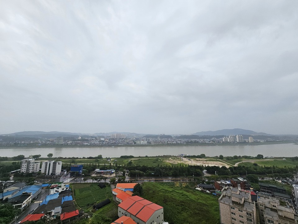 절기상 ‘대서’이자 일요일인 23일 오전 9시50분께 여주 남한강 일대에 비가 내리고 있다. (사진=김광섭 기자)