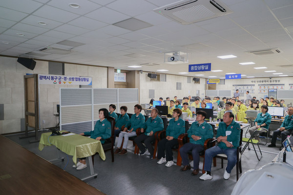 인천 동구의회가  22일 동구청 소나무홀에 마련된 을지훈련 종합상황실을 찾아 을지연습 상황을 참관하고 훈련 관계자들을 격려했다. (사진제공=동구의회)