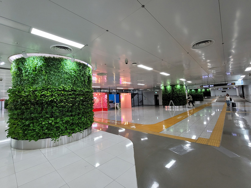 수원시는 최근 수원역환승센터 지하층 공간을 ‘친환경 녹색공간’으로 개선하는 공사를 마무리했다. (사진제공=수원시청)