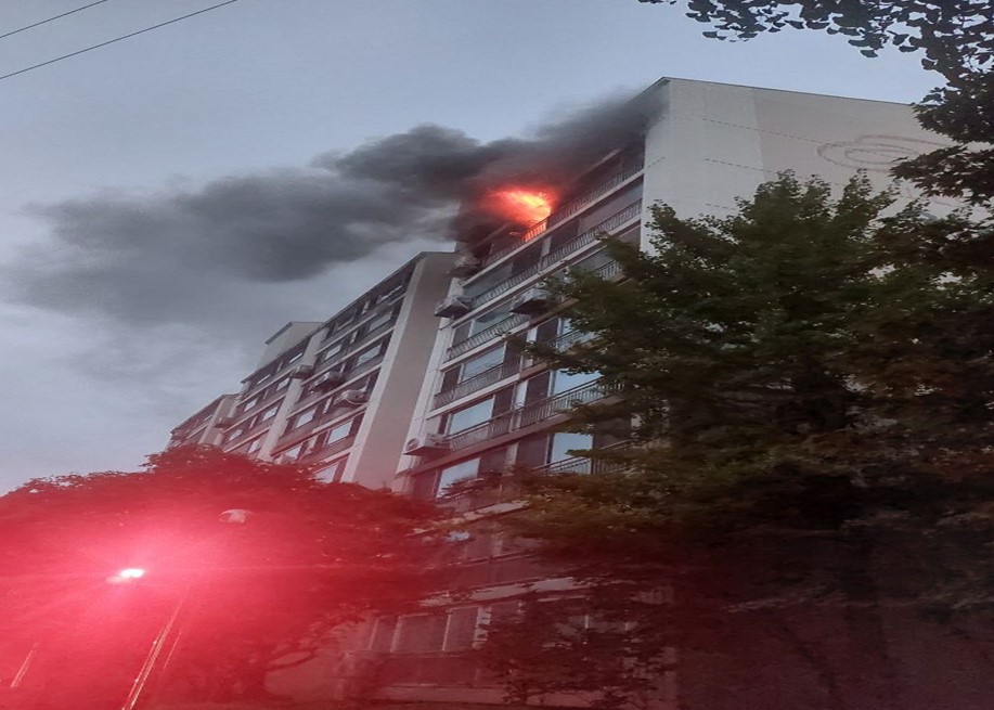25일 오전 5시56분께 안산시 상록구 사동의 한 9층짜리 아파트 8층 세대에서 불이 났다. 사진은 화재 현장. (사진제공=경기도소방재난본부)